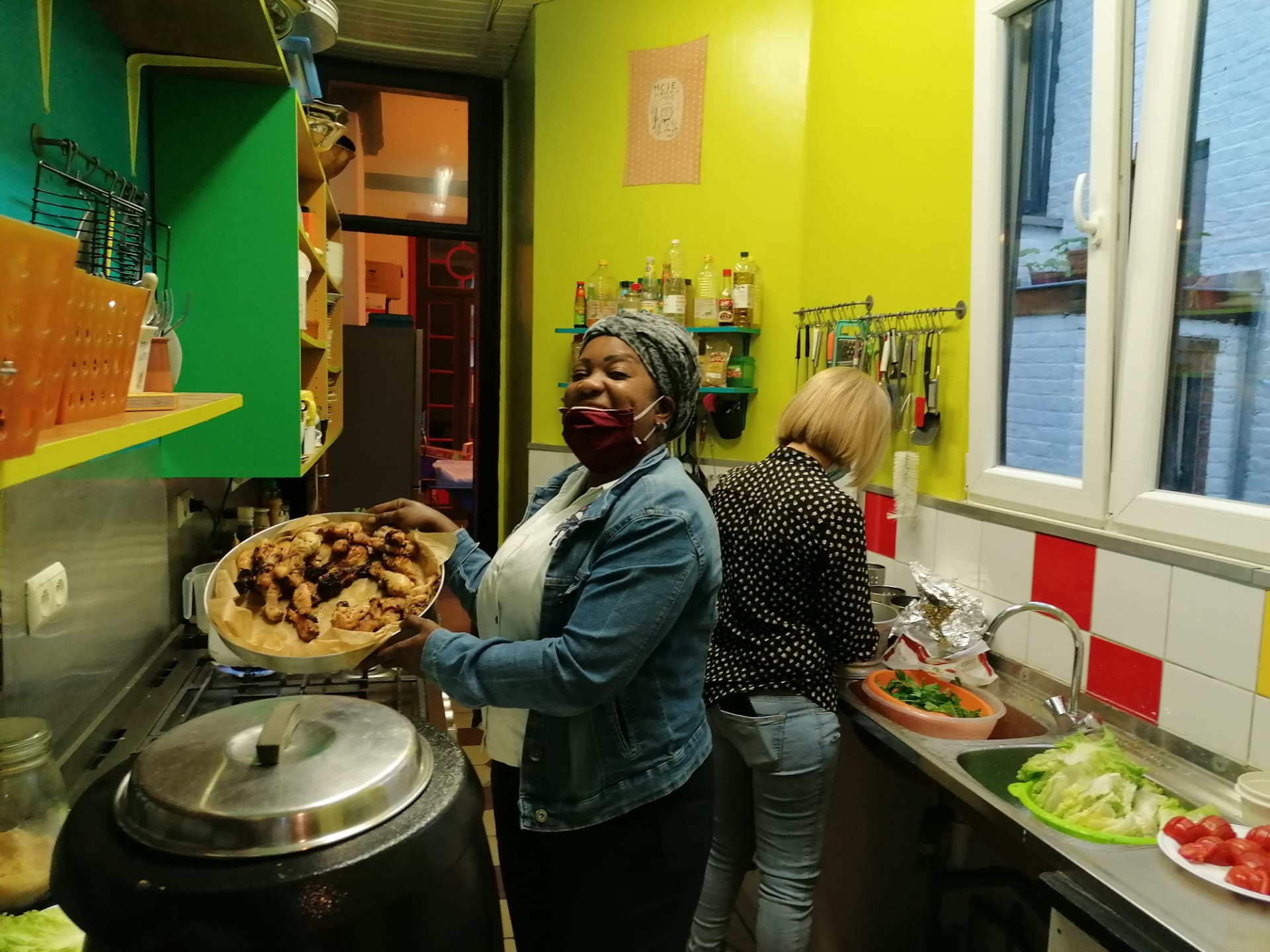 Deux membres de l'Atelier Cuisine en pleine préparation