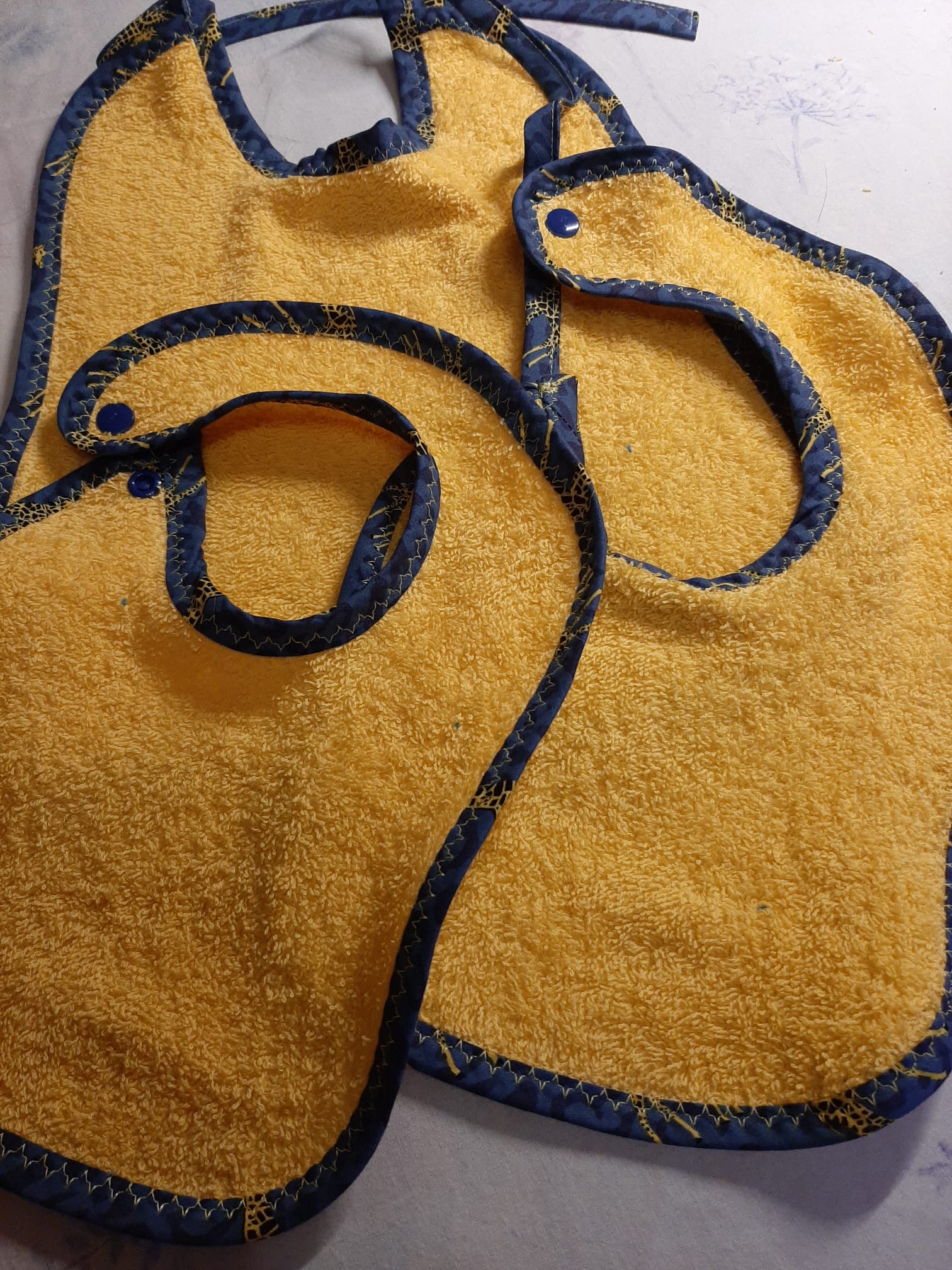 Lot de 3 bavoirs jaunes au contour bleu foncé