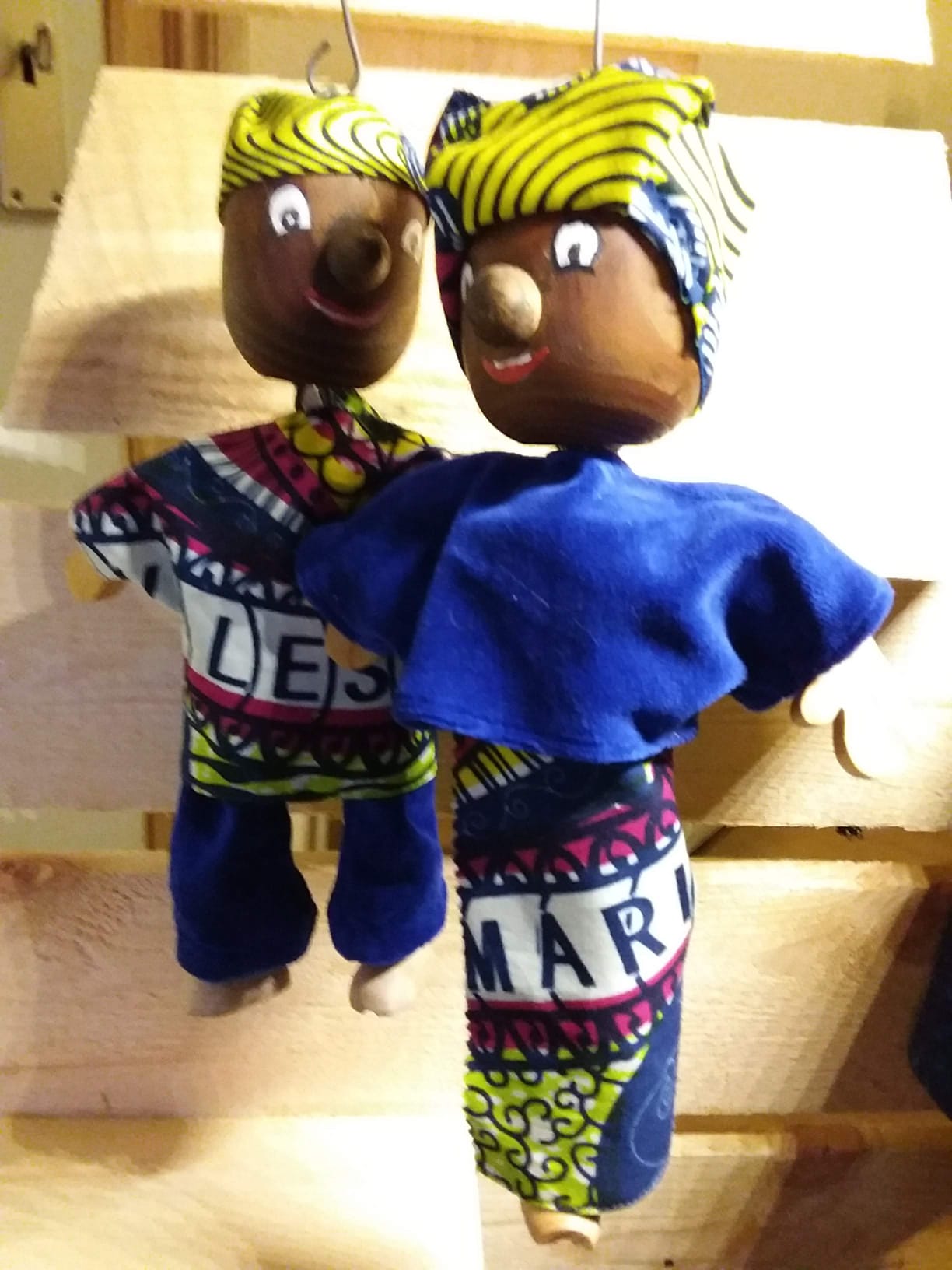 Un couple de marionnettes en wax bleu